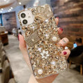 Case Glitter Diamante, Case IPhone Glitter Style, Imagem de Capa Luxo Com Brilhante Strass, Imagem de Crystal Capas - Capinha com Strass de Indução Magnética para Iphone, Case iPhone Glitter Style, Imagem de Espumante Branco Strass Capas De Telefone Compatível Com Iphone, Imagem de Capa de Diamante Strass Flor Para IPhone, Estojo de Luxo Bling Phone, Cristal Pérola, Case de Silicone Macio, Capa Protetora Para IPhone, Case Macia Para IPhone, Capa de Strass,  Capa de diamante, Case com Strass - LOJAS LABRU