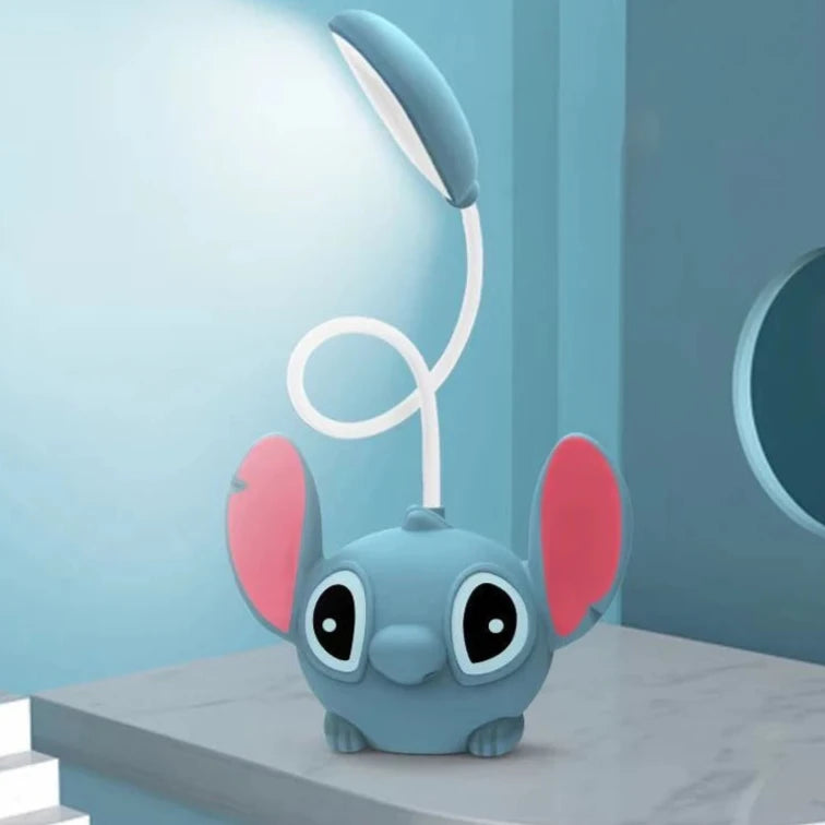 Ilumine seu espaço com a luz de mesa Lilo & Stitch! Luminária Led Mesa Articulável Abajur Fofo Quarto Infantil, Luminária Abajur Mesa Luz Led Recarregável, Quarto Infantil, Lojas Labru, Luz de Mesa, Luminária de Mesa, Luz Noturna, Abajur Infantil 