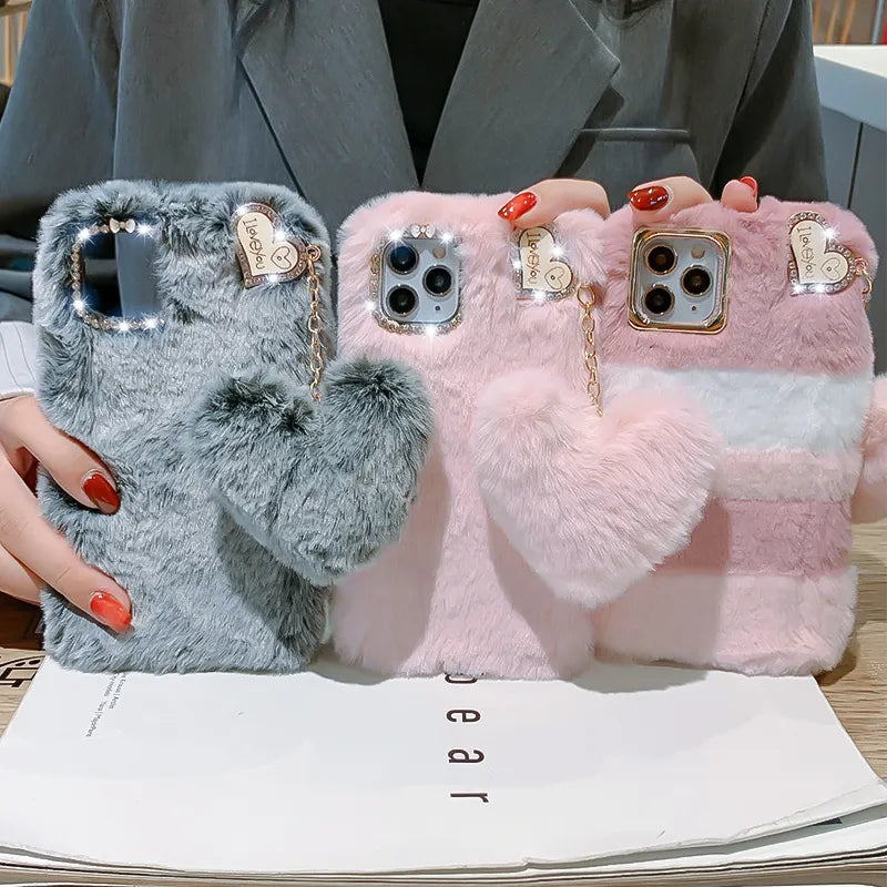 Case Para iPhone de Pelúcia com Pingente -  para iPhone 15 Pro Max, 14, 13, 12, 11, X, XS, XR, 8, 7, 6, 6S Plus, SE, 20, Pelúcia, Monstrinho, Ousada, Diferente, Case Para IPhone, Capinha Protetora Para IPhone, Case IPhone, Capinha IPhone, Case Protetora Para IPhone, Case Diferente, Capinha Diferente, Capinhas Diferentes, Case Macia Para IPhone - LOJAS LABRU